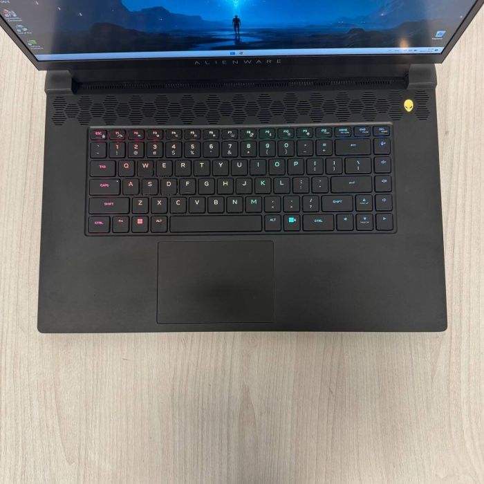 Ігровий ноутбук Б-клас Dell Alienware m17 R5 / 17.3" (1920x1080) IPS / AMD Ryzen 7 6800H (8 (16) ядер по 3.2 - 4.7 GHz) / 16 GB DDR5 / 1000 GB SSD NVMe / nVidia GeForce RTX 3060, 6 GB GDDR6, 192-bit / WebCam б/в - зображення 7