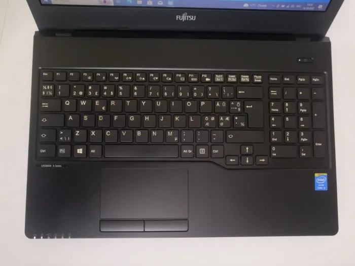 Ноутбук Б-клас Fujitsu LifeBook А555 / 15.6" (1366x768) TN / Intel Core i3-5005U (2 (4) ядра по 2.0 GHz) / 8 GB DDR3 / 128 GB SSD / Intel HD Graphics 5500 / WebCam / Windows 10 Pro б/в - зображення 3