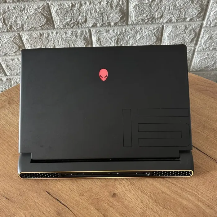 Ігровий ноутбук Dell Alienware m15 R5 / 15.6" (1920x1080) IPS / AMD Ryzen 9 5900HX (8 (16) ядер по 3.3 - 4.6 GHz) / 16 GB DDR4 / 1000 GB SSD NVMe / nVidia GeForce RTX 3070, 8 GB GDDR6, 256-bit / WebCam б/в - зображення 3