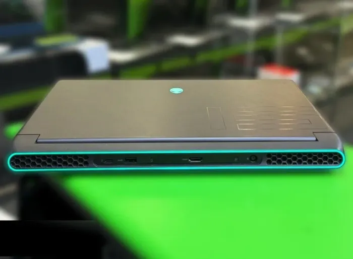 Ігровий ноутбук Б-клас Dell Alienware m15 R6 / 15.6" (2560x1440) IPS / Intel Core i7-11800H (8 (16) ядер 2.3 - 4.6 GHz) / 32 GB DDR4 / 1000 GB SSD M.2 / nVidia GeForce RTX 3070, 8 GB GDDR6, 256-bit / WebCam / Win 11 Home б/в - зображення 3