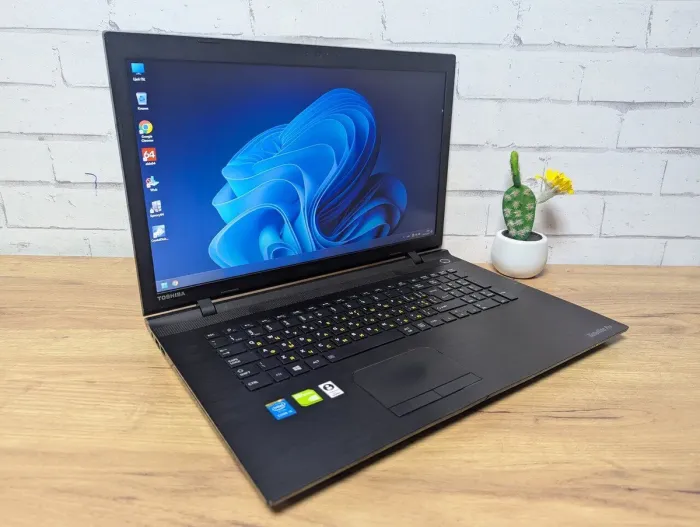 Ноутбук Б-клас Toshiba Satelite Pro C70-C-19E / 17.3" (1600x900) TN / Intel Core i5-5200U (2 (4) ядра по 2.2 - 2.7 GHz) / 12 GB DDR3 / 256 GB SSD / nVidia GeForce 930M, 2 GB GDDR3, 64-bit / WebCam б/в - зображення 3