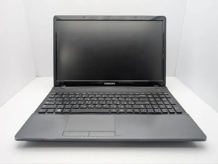 Ноутбук Samsung 305E5A / 15.6" (1366x768) TN / AMD A6-3400M (4 ядра по 1.4 - 2.3 GHz) / 6 GB DDR3 / 500 GB HDD / AMD Radeon HD 6520G Graphics / WebCam / DVD-ROM б/в - зображення 3