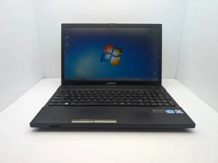 Ноутбук Samsung NP300V5A / 15.6" (1366x768) TN / Intel Core i3-2350M (2 (4) ядра по 2.3 GHz) / 6 GB DDR3 / 1000 GB HDD / nVidia GeForce GT 520MX, 1GB DDR3, 64-bit / WebCam б/в - зображення 2