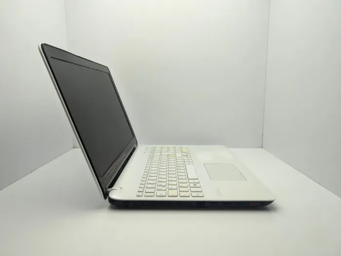 Ноутбук Sony SVF152C29M / 15.6" (1366x768) TN / Intel Pentium 2117U (2 ядра по 1.8 GHz) / 6 GB DDR3 / 320 GB HDD / Intel HD Graphics 2500 / WebCam б/в - зображення 5