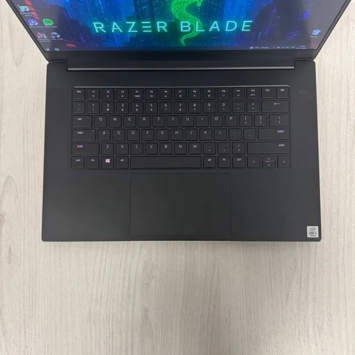 Ігровий ноутбук Б-класу Razer Blade 15 RZ09-0328 / 15,6" (3840x2160) IPS / Intel Core i7-10750H (6 (12) ядер по 2,6 - 5,0 ГГц) / 16 ГБ DDR4 / 512 ГБ SSD NVMe / nVidia GeForce RTX 2070 Max-Q, 8 ГБ GDDR6, 256-біт / Веб-камера б/в - изображение 3