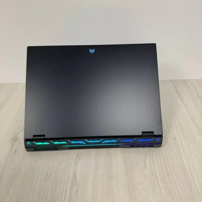 Ігровий ноутбук Acer Predator Helios 18 PH18-71 / 18" (1920x1200) IPS / Intel Core i7-13700HX (16 (24) ядер по 3.7 - 5.0 GHz) / 16 GB DDR5 / 1000 GB SSD NVMe / nVidia GeForce RTX 4060, 8 GB GDDR6, 128-bit / WebCam б/в - зображення 3