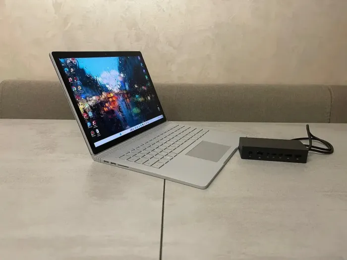 Ультрабук-трансформер Microsoft Surface Book 2 / 13.5" (3000x2000) IPS Touch / Intel Core i5-8350U (4 (8) ядра по 1.7 - 3.6 GHz) / 8 GB DDR3 / 256 GB SSD M.2 / Intel UHD Graphics 620 / WebCam / Два АКБ + Док-станція Microsoft Surface Dock 1661 б/в - зображення 4