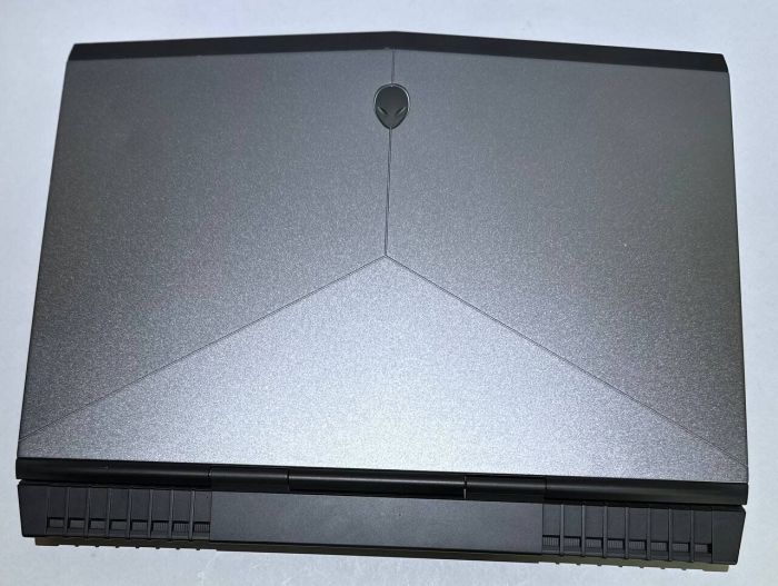 Ігровий ноутбук Dell Alienware 15 R3 / 15.6" (3840x2400) IPS / Intel Core i7-7700HQ (4 (8) ядра по 2.8 - 3.8 GHz) / 32 GB DDR4 / 512 GB SSD + 1000 GB HDD / nVidia GeForce GTX 1070, 8 GB GDDR5, 256-bit / WebCam / Win 11 Pro б/в - зображення 3