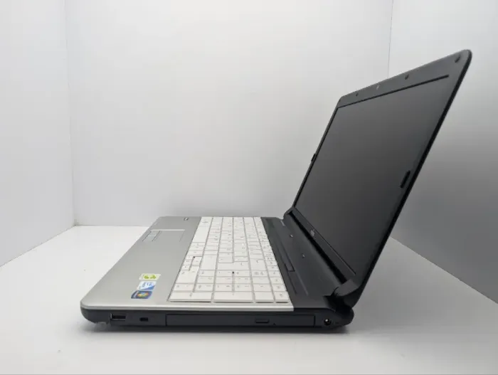 Ноутбук Fujitsu Lifebook A530 / 15" (1366x768) TN / Intel Core i3-370M (2 (4) ядра по 2.4 GHz) / 6 GB DDR3 / 120 GB SSD / Intel HD Graphics / WebCam / DVD-ROM б/в - зображення 5