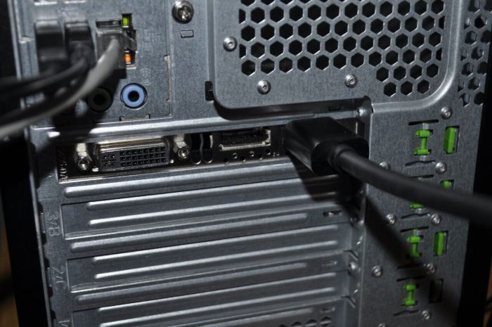 Комп'ютер Fujitsu Esprimo P756 E90 Tower / Intel Core i5-6500 (4 ядра по 3,2 - 3,6 ГГц) / 16 ГБ DDR4 / 256 ГБ SSD M.2 + 250 ГБ HDD / nVidia Quadro K4000, 3 ГБ GDDR5, 192-біт / DVD-ROM / Windows 11 Pro б/в - зображення 6