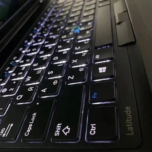 Ноутбук Б-клас Dell Latitude 5580 / 15.6" (1920x1080) IPS / Intel Core i5-7300U (2 (4) ядра по 2.6 - 3.5 GHz) / 8 GB DDR4 / 128 GB SSD / Intel HD Graphics 620 / WebCam / SIM б/в - зображення 6