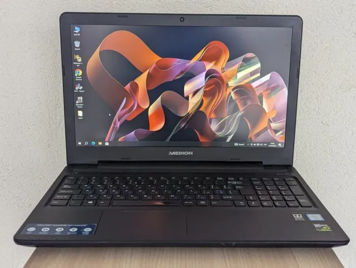 Ноутбук Б-клас Medion Akoya D15SHN / 15.6" (1920x1080) TN / Intel Core i7-6500U (2 (4) ядра по 2.5 - 3.1 GHz) / 16 GB DDR4 / 128 GB SSD + 1000 GB HDD / nVidia GeForce GTX 950M, 2 GB GDDR3, 128-bit / WebCam / DVD-ROM б/в - зображення 2