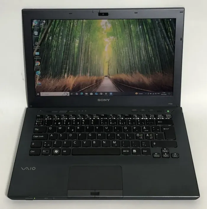 Ноутбук Б-клас Sony Vaio VPC-SB1A9E / 13.3" (1366x768) TN / Intel Core i7-2620M (2 (4) ядра по 2.7 - 3.4 GHz) / 8 GB DDR3 / 128 GB SSD / AMD Radeon HD 6630M, 1 GB GDDR3, 128-bit / WebCam / DVD-ROM / Win 10 Pro б/в - зображення 2