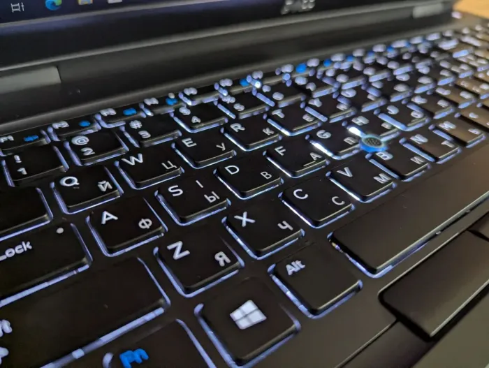 Ноутбук Dell Latitude 5580 / 15.6" (1920x1080) IPS / Intel Core i5-7300U (2 (4) ядра по 2.6 - 3.5 GHz) / 8 GB DDR4 / 256 GB SSD / Intel HD Graphics 620 / HDMI / WebCam / Windows 10 б/в - зображення 6