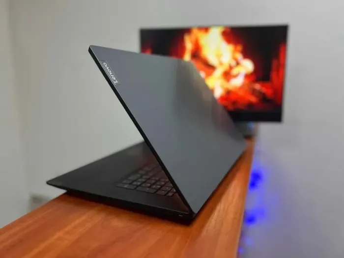 Ноутбук Lenovo V340-17IWL / 17.3" (1920x1080) IPS / Intel Core i5-8265U (4 (8) ядра по 1.6 - 3.9 GHz) / 8 GB DDR4 / 256 GB SSD M.2 / Intel UHD Graphics / WebCam / Windows 10 б/в - зображення 6