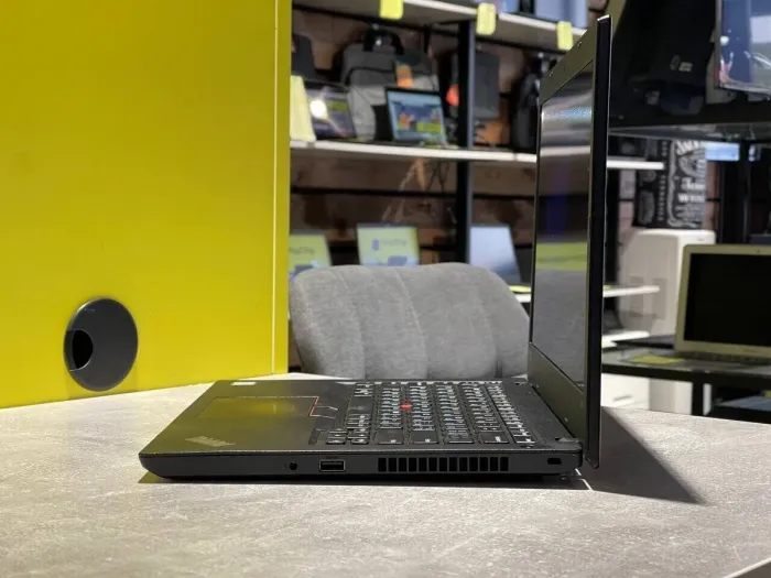 Ультрабук Lenovo ThinkPad L480 / 14" (1920x1080) IPS / Intel Core i3-8130U (2 (4) ядра по 2.2 - 3.4 GHz) / 8 GB DDR4 / 240 GB SSD / Intel UHD Graphics 620 / WebCam б/в - зображення 4