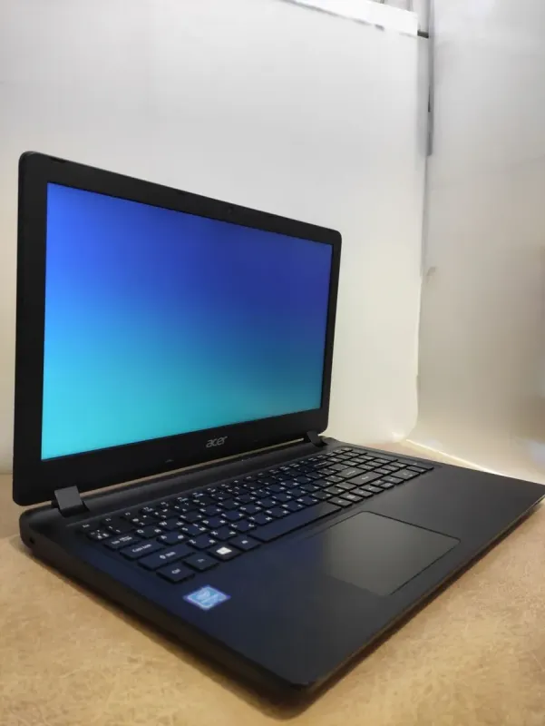 Ноутбук Acer Aspire ES1-533 / 15.6" (1366x768) TN / Intel Pentium N4200 (4 ядра по 1.1 - 2.5 GHz) / 4 GB DDR3 / 256 GB SSD / Intel HD Graphics 505 / WebCam б/в - зображення 2