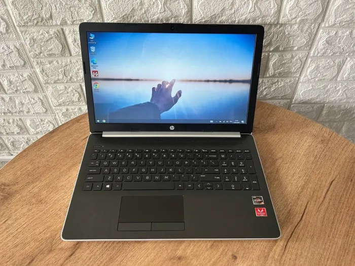 Ноутбук Б-клас HP 15-db0005dx / 15.6" (1366x768) TN Touch / AMD Ryzen 5 2500U (4 (8) ядра по 2-3.6 GHz) / 8 GB DDR4 / 128 GB SSD / AMD Radeon Vega 8 Graphics / WebCam / HDMI б/в - зображення 2