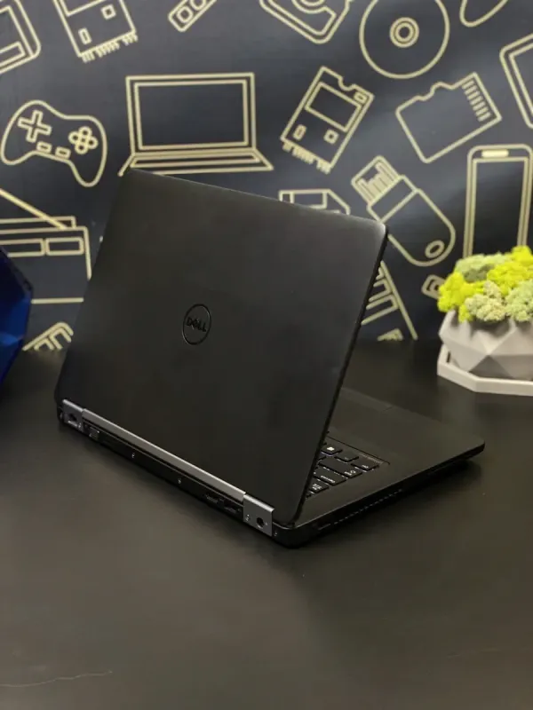 Ультрабук Dell Latitude / 14" TN / Core i5-6300HQ (4 ядра по 2.3-3.2 GHz) / 8GB DDR4 / 256GB SSD / HD Graphics 530 / WebCam / Win 10 Pro б/в - зображення 3