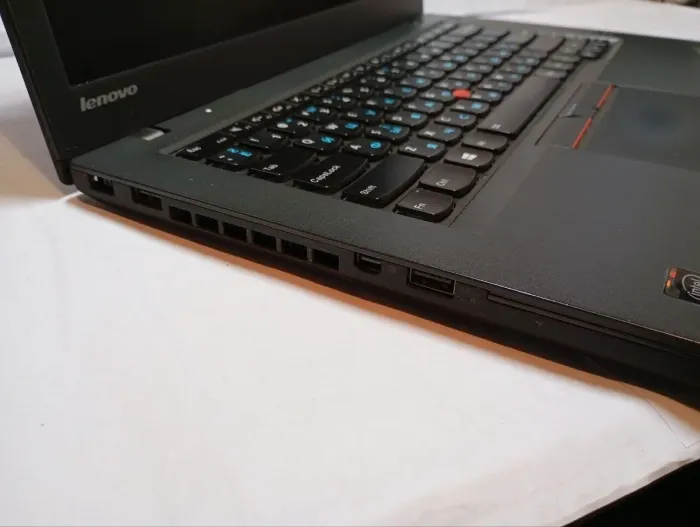 Ноутбук Б-клас Lenovo ThinkPad T450 / 14" (1600x900) TN / Intel Core i5-5300U (2 (4) ядра по 2.3 - 2.9 GHz) / 8 GB DDR3 / 120 GB SSD / Intel HD Graphics 5500 / WebCam / Два АКБ б/в - зображення 5