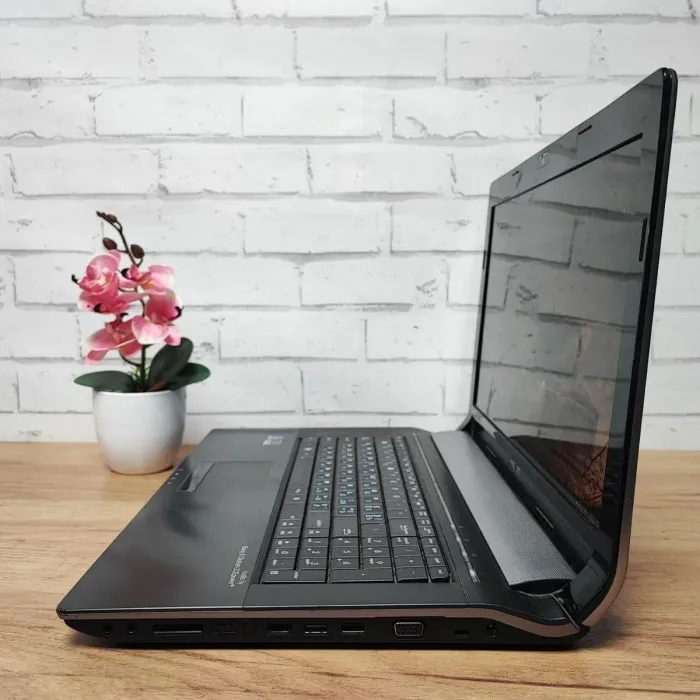 Ноутбук Asus N73S / 17.3" (1920x1080) TN / Intel Core i7-2630QM (4 (8) ядра по 2.0 - 2.9 GHz) / 20 GB DDR3 / 512 GB SSD / nVidia GeForce GT 520M, 1 GB GDDR3, 64-bit / WebCam б/в - зображення 4