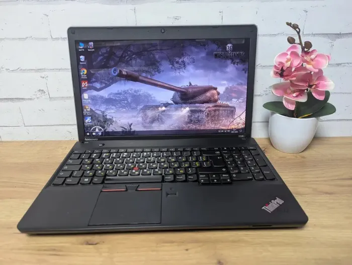 Ноутбук Б-клас Lenovo ThinkPad E535 / 15.6" (1366x768) TN / AMD A8-4500M (4 ядра по 1.9 - 2.8 GHz) / 8 GB DDR3 / 240 GB SSD / AMD Radeon HD 7640G Graphics / WebCam б/в - зображення 2