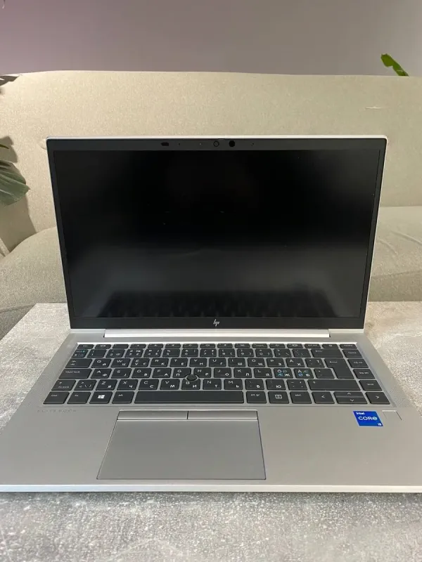Ультрабук HP EliteBook 840 G8 / 14" (1920x1080) IPS / Intel Core i5-1135G7 (4 (8) ядра по 2.4 - 4.2 GHz) / 8 GB DDR4 / 256 GB SSD M.2 / Intel Iris Xe Graphics / WebCam / Win 10 б/в - зображення 2