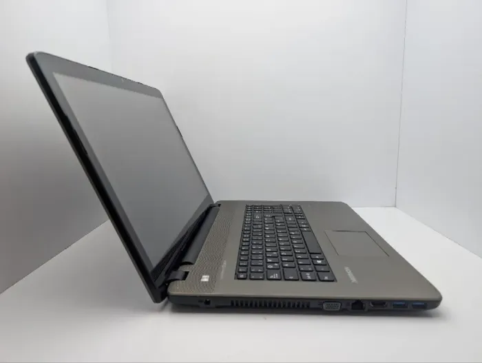 Ноутбук Medion Akoya E7416T / 17.3" (1600x900) TN Touch / Intel Pentium 3805U (2 ядра по 1.9 GHz) / 6 GB DDR3 / 120 GB SSD / Intel HD Graphics / WebCam / DVD-ROM б/в - зображення 4