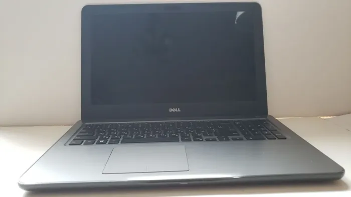 Ноутбук Dell Inspiron 15 5567 / 15.6" (1920x1080) IPS / Intel Core i5-7200U (2 (4) ядра по 2.5 - 3.1 GHz) / 8 GB DDR4 / 500 GB SSD / Intel HD Graphics 620 / WebCam / DVD-RW б/в - зображення 2