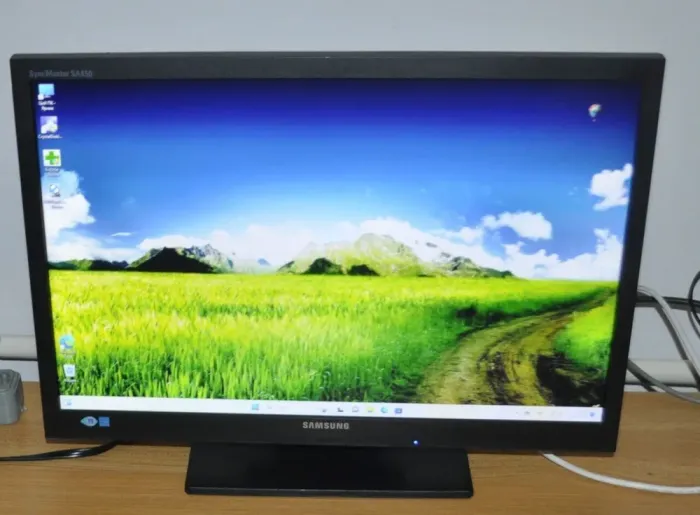 Монітор Б-клас Samsung SyncMaster S22A450BW/22" (1680x1050) TN/VGA, DVI/VESA 100x100 + Кабелі (VGA або DVI на вибір), блок живлення та кабель живлення б/в - зображення 2