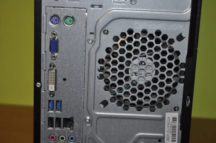 Комп'ютер Fujitsu Esprimo P420 E85 Tower / Intel Core i5-4590 (4 ядра по 3.3 - 3.7 GHz) / 8 GB DDR3 / 120 GB SSD / Intel HD Graphics 4600 / DVD-ROM / Windwos 10 Pro б/в - зображення 9