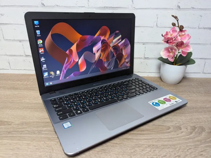 Ноутбук Б-клас Asus K541U / 15.6" (1366x768) TN / Intel Core i3-6006U (2 (4) ядра по 2.0 GHz) / 12 GB DDR4 / 128 GB SSD / Intel HD Graphics 520 / WebCam б/в - зображення 4