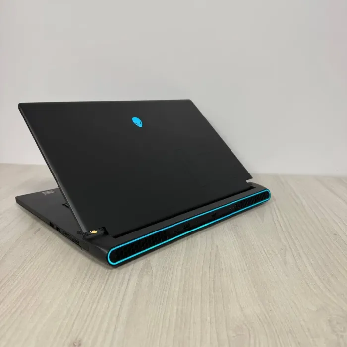 Ігровий ноутбук Б-класу Dell Alienware m17 R5 / 17,3" (1920x1080) IPS / AMD Ryzen 9 6900HX (8 (16) ядер по 3.3 - 4.9 GHz) / 16 GB DDR5 / 1000 GB SSD NVMe / nVidia GeForce RTX 3070 Ti, 8 GB GDDR6, 256-bit / WebCam б/в - зображення 6