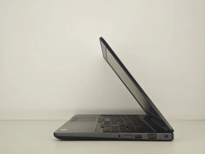 Ноутбук Б-клас Dell Latitude 5580 / 15.6" (1920x1080) IPS / Intel Core i5-6300U (2 (4) ядра по 2.4 - 3.0 GHz) / 8 GB DDR4 / 256 GB SSD / Intel HD Graphics 520 / WebCam б/в - зображення 5