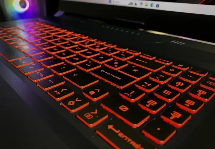 Ігровий ноутбук MSI Katana GF76 11UE / 17.3" (1920x1080) IPS / Intel Core i7-11800H (8 (16) ядер по 2.3 - 4.6 GHz) / 16 GB DDR4 / 512 GB SSD / nVidia GeForce RTX 3070, 6 GB GDDR6, 256-bit / WebCam б/в - зображення 5