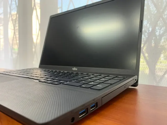 Ультрабук Fujitsu LifeBook A3510 / 15.6" (1920x1080) IPS / Intel Core i5-1035G1 (4 (8) ядра по 1.0 - 3.6 GHz) / 8 GB DDR4 / 256 GB SSD / Intel UHD Graphics / WebCam б/в - зображення 4