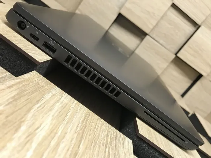 Ноутбук Dell Precision 3540 / 15.6" (1366x768) TN / Intel Core i5-8365U (4 (8) ядра по 1.6 - 4.1 GHz) / 8 GB DDR4 / 240 GB SSD M.2 / Intel UHD Graphics 620 / WebCam / Fingerprint / HDMI / Windows 10 б/в - зображення 5