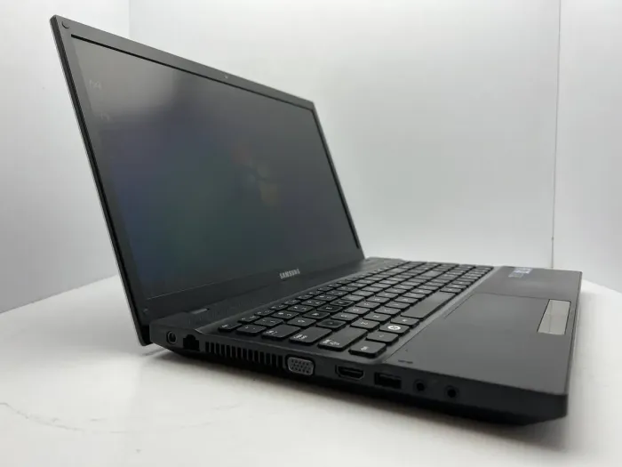 Ноутбук Samsung NP300V5A / 15.6" (1366x768) TN LED / Intel Core i3-2350M (2 (4) ядра по 2.3 GHz) / 4 GB DDR3 / 1000 GB HDD / nVidia GeForce GT 520M, 1GB DDR3, 64-bit / WebCam б/в - зображення 3