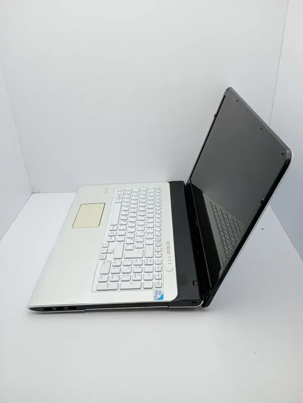 Ноутбук Sony 17 / 17.3" (1600x900) TN / Intel Pentium 2020M (2 ядра по 2.4 GHz) / 6 GB DDR3 / 500 GB HDD / Intel HD Graphics 2500 / WebCam / АКБ не держит б/в - зображення 6