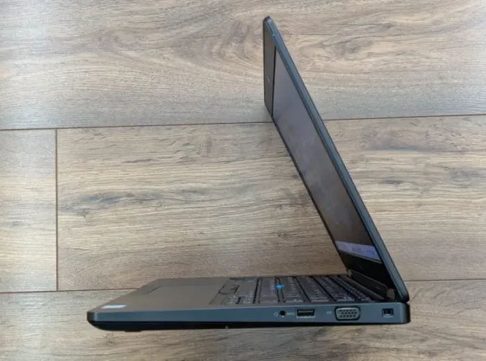 Ультрабук Dell Latitude 5480 / 14" (1920x1080) IPS / Intel Core i7-7820HQ (4 (8) ядра по 2.9 - 3.9 GHz) / 8 GB DDR4 / 256 GB SSD / nVidia GeForce 930MX, 2 GB DDR3, 64-bit / WebCam б/в - зображення 5