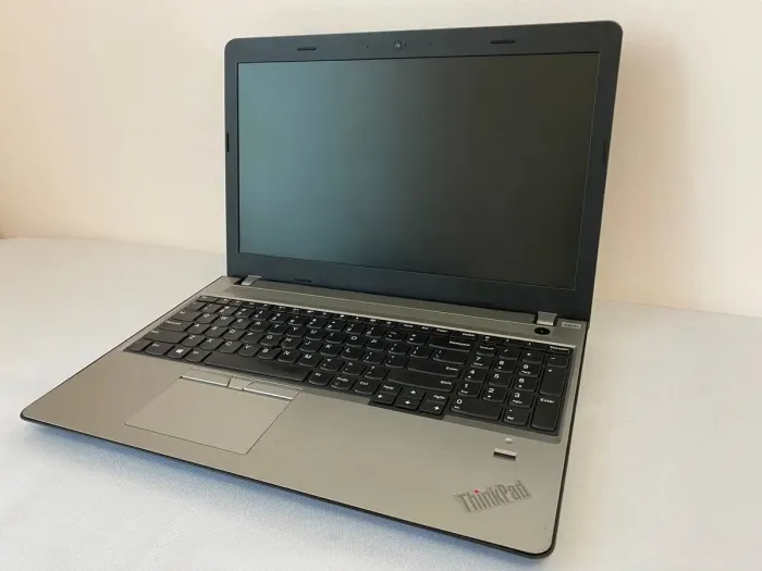 Ноутбук Б-клас Lenovo ThinkPad E570 / 15.6" (1366x768) TN / Intel Core i3-6006U (2 (4) ядра по 2.0 GHz) / 8 GB DDR4 / 128 GB SSD / Intel HD Graphics 520 / WebCam б/в - зображення 2