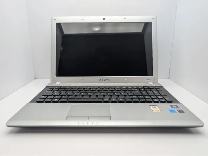 Ноутбук Samsung RV515 / 15.6" (1366x768) TN / AMD E-450 (2 ядра по 1.65 GHz) / 8 GB DDR3 / 1000 GB HDD / AMD Radeon HD 6470M, 512 MB GDDR3, 64-bit / WebCam б/в - зображення 3