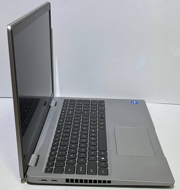 Ультрабук Б-клас Dell Precision 3560 / 15.6" (1920x1080) IPS / Intel Core i5-1135G7 (4 (8) ядра по 4.2 GHz) / 16 GB DDR4 / 256 GB SSD / Intel Iris Xe Graphics / WebCam б/в - изображение 4