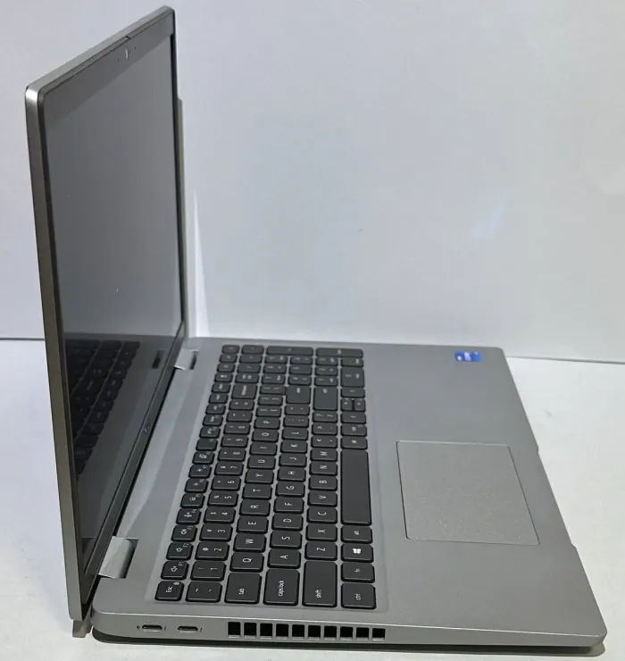 Ультрабук Б-клас Dell Precision 3560 / 15.6" (1920x1080) IPS / Intel Core i5-1135G7 (4 (8) ядра по 4.2 GHz) / 16 GB DDR4 / 256 GB SSD / Intel Iris Xe Graphics / WebCam б/в - зображення 4