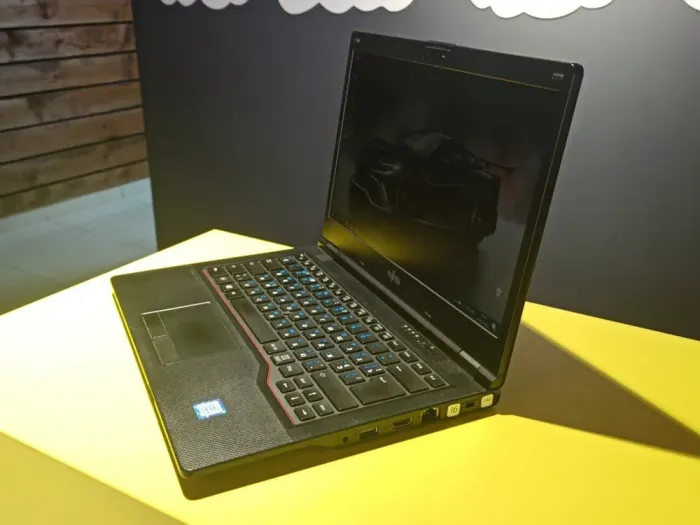 Ноутбук Fujitsu LifeBook E449 / 14" (1920x1080) IPS / Intel Core i3-8130U (2 (4) ядра по 2.2 - 3.4 GHz) / 16 GB DDR4 / 240 GB SSD / Intel UHD Graphics 620 / WebCam / LTE б/в - зображення 3