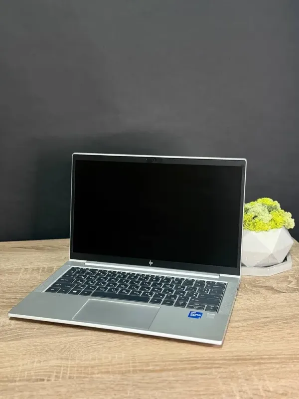 Ультрабук HP EliteBook 830 G8 / 13.3" (1920x1080) TN / Intel Core i5-1135G7 (4 (8) ядра по 2.4 - 4.2 GHz) / 16 GB DDR4 / 256 GB SSD M.2 / Intel Iris X Graphics / WebCam / Win 11 б/в - зображення 2