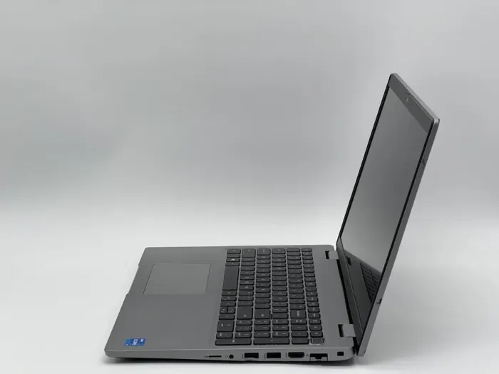 Ультрабук Б-клас Dell Latitude 5520 / 15.6" (1366x768) TN / Intel Core i5-1145G7 (4 (8) ядра по 2.6 - 4.4 GHz) / 8 GB DDR4 / 240 GB SSD / Intel Iris Xe Graphics / WebCam б/в - зображення 6