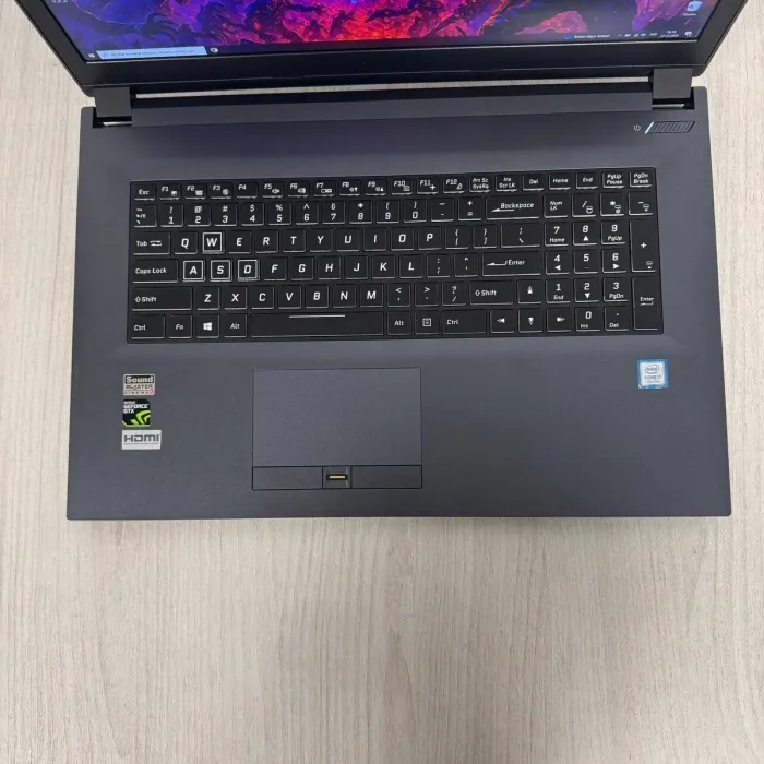 Ігровий ноутбук Clevo N870HK / 17.3" (1920x1080) IPS / Intel Core i7-7700HQ (4 (8) ядра по 2,8 - 3,8 ГГц) / 8 ГБ DDR4 / 256 ГБ SSD / nVidia GeForce GTX 1050 Ti, 4 ГБ GDDR5, 128-біт / WebCam б/в - зображення 4