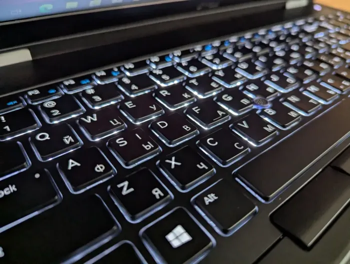 Ноутбук Dell Latitude E5570 / 15.6" (1366x768) TN / Intel Core i7-6820HQ (4 (8) ядра по 2.7 - 3.6 GHz) / 16 GB DDR4 / 512 GB SSD / AMD Radeon R7 M370, 2 GB GDDR5, 128-bit / VGA / WebCam / Windows 10 б/в - зображення 6