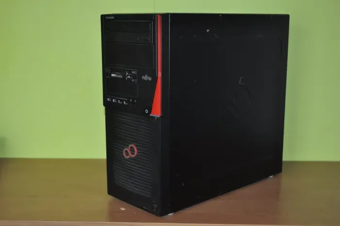 Робоча станція Fujitsu Celsius W530 Workstation Tower / Intel Core i5-4590 (4 ядра по 3.3 - 3.7 GHz) / 16 GB DDR3 / 120 GB SSD + 500 GB HDD / Intel HD Graphics 4600 / DVD-ROM б/в - зображення 2